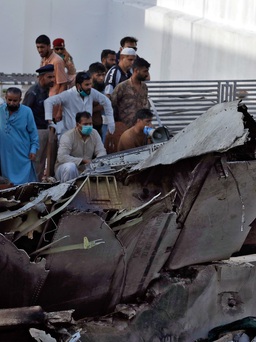 Tìm thấy 80 thi thể trong vụ rơi máy bay chở gần 100 người ở Pakistan