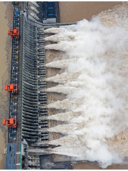 Đón dòng nước lũ mạnh kỷ lục, đập Tam Hiệp mở 11 cổng xả lũ