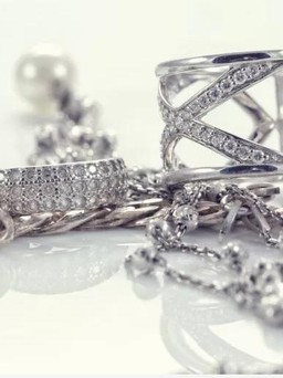 Cô gái cứu cả gia đình nhờ dây chuyền bạc chuyển màu đen và 'mùi chết chóc'