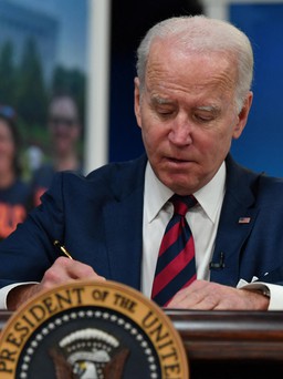 Tổng thống Biden ký dự luật cấm nhập khẩu tất cả hàng hóa từ Tân Cương