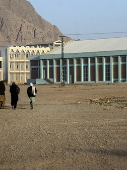 Nữ sinh đại học ở Afghanistan đến trường dưới thời Taliban
