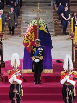 Các con của Nữ hoàng Elizabeth thực hiện nghi lễ tưởng niệm cuối cùng trước lễ tang