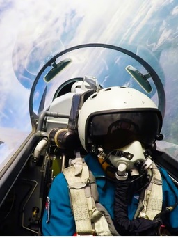 Trung Quốc điều phi công mới tốt nghiệp 'đuổi máy bay nước ngoài' ở Biển Đông
