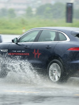 Thử sức xế sang tiền tỉ Jaguar bất chấp mưa bão Hà Nội