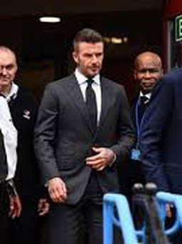 David Beckham bị cấm lái xe 6 tháng chỉ vì điện thoại