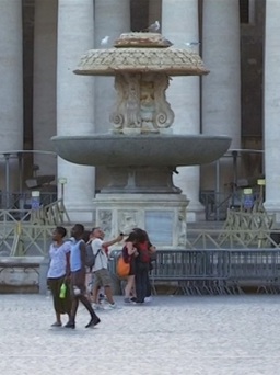 Đài phun nước Vatican trơ đáy vì hạn hán