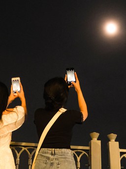 Ngắm trăng ‘cực chill’ bên sông Sài Gòn