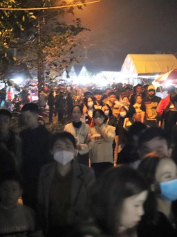 Hàng ngàn người đến phiên chợ 1 năm họp 1 lần lúc nửa đêm