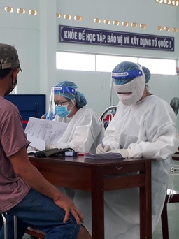 Đà Nẵng: Đến tận nhà tiêm vắc xin phòng Covid-19 cho những người di chuyển khó khăn