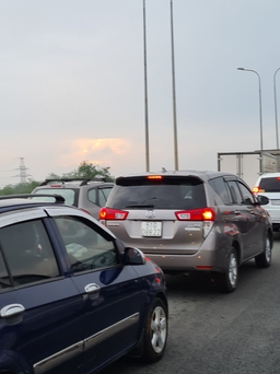 Kẹt xe kéo dài trên cao tốc TP.HCM - Long Thành trong ngày đầu nghỉ lễ 30.4 - 1.5