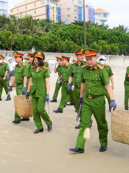 Hàng trăm cán bộ công an thu gom rác, bảo vệ môi trường ở biển Vũng Tàu