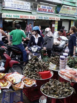 Tết Đoan Ngọ: Người Sài Gòn nô nức mua bánh ú, diệt sâu bọ