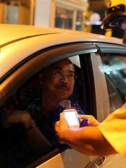 CSGT 'tấn công' dân nhậu Sài Gòn lái ô tô: Giam xe, tước bằng, đóng tiền triệu