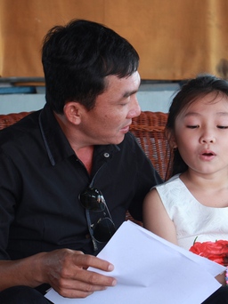 Cô bé 7 tuổi Dương Nghi Đình làm cha rớt nước mắt nghe con hát