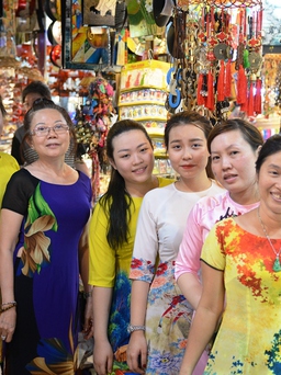 6.000 tiểu thương chợ Bến Thành duyên dáng mặc áo dài bán hàng