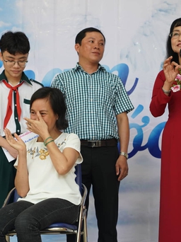 Ca sĩ nhí mong mẹ thay thận, thầy giáo chạy xe ôm trở lại giảng đường