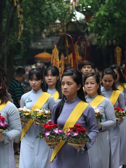 Vu lan rằm tháng 7: Vì sao là bông hồng đỏ, trắng cài trên ngực áo?