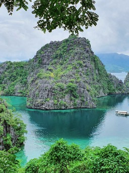 Du lịch Philippines, người Việt khám phá hồ nước Kayangan trong veo, không một cọng rác