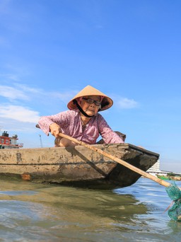 Vợ chồng U.90 20 năm chèo xuồng vớt ve chai sông Sài Gòn dù con cản quyết liệt