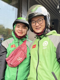 Nữ tài xế Gojek một mình nuôi ba con, gạt tủi thân dưới cái nắng nhận cuốc