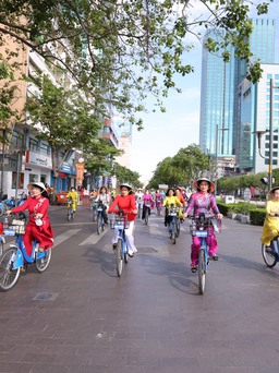 Lễ hội Áo dài 2022: Rộn ràng diễu hành áo dài trên đường phố TP.HCM