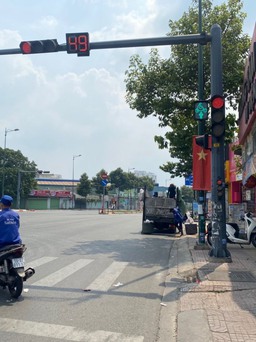 Cho xe máy được đi thẳng khi đèn đỏ ở giao lộ Phạm Văn Đồng - Kha Vạn Cân