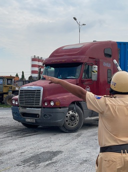 CSGT TP.HCM và Thanh tra giao thông tăng cường phạt container xe tải, xe bồn vi phạm