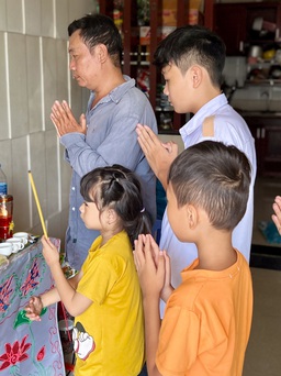 Người mẹ trẻ mất sau tai nạn: 4 con thơ ở lại cùng người cha tai biến