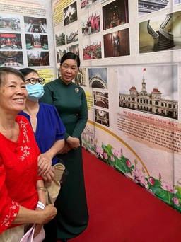 Người dân TP.HCM ngắm Cột cờ Thủ Ngữ, chùa Ngọc Hoàng qua triển lãm ảnh