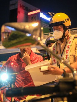 Nhậu tất niên, nhiều người bị CSGT TP.HCM phạt nồng độ cồn kịch khung: Uống nhiều quá không nhớ