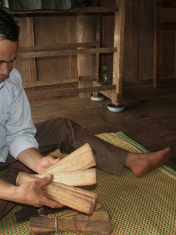 Những cuốn sách viết trên lá cây độc đáo của người Thái