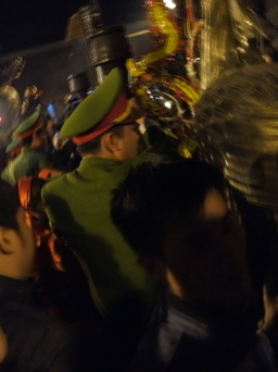 [VIDEO] Hàng ngàn người chen lấn, cướp lộc đêm khai ấn đền Trần