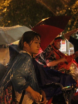 Đội mưa xem tổng duyệt diễu binh, diễu hành kỷ niệm Quốc khánh 2.9