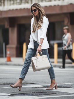 Cực “cool” với blazer trắng và quần jeans dành cho nàng công sở cá tính