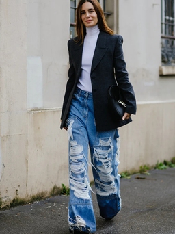 Quần jeans rộng thùng thình cá tính mà thanh lịch chiếm trọn spotlight street style Thu 2022