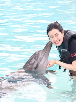Top 9 Hoa hậu Du lịch Quốc tế Emily Hồng Nhung đón sinh nhật bên cá heo