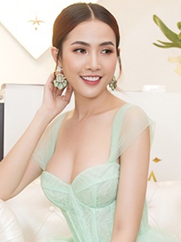 Gia đình không ủng hộ, Hoa hậu Phan Thị Mơ lẻ loi trong ngày lên chức bà chủ