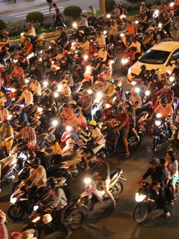Người Sài Gòn săn hàng giảm giá dịp Black Friday, nhiều tuyến đường ùn tắc