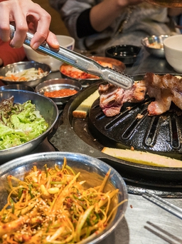 Đi ăn thịt nướng ở Hàn Quốc: Thú vị chuyện chủ quán tặng thêm cho khách Việt