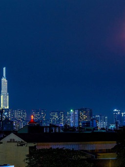 Người Sài Gòn ngẩn ngơ trước ‘siêu trăng giun’ đầu tiên trong năm 2021