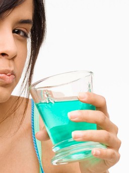 Bạn đã sử dụng nước súc miệng theo 4 bước này chưa?