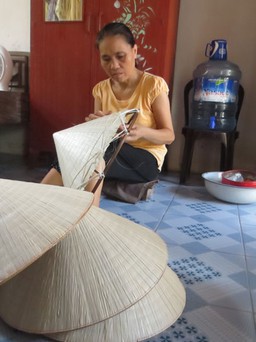 Sống mãi với nghề xưa: Độc đáo chợ nón xã Nghĩa Châu