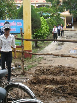 Phong tỏa trường học để ra yêu sách với UBND huyện