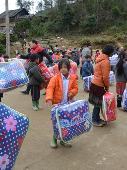 Đại biểu SSEAYP Việt Nam 2015 tặng chăn, áo ấm cho trẻ vùng cao
