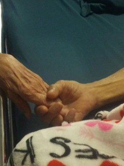 Kỳ diệu đôi vợ chồng cùng nắm tay nhau qua đời sau 58 năm chung sống