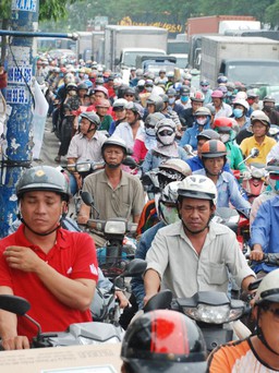 [ẢNH] Người Sài Gòn vật lộn với kẹt xe giữa giờ... lạ