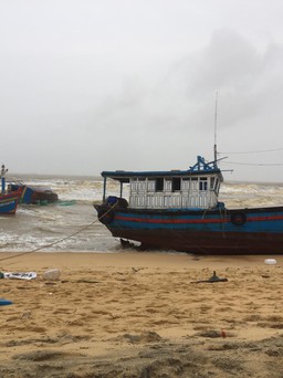 Ngư dân bất lực nhìn hàng chục tàu cá bị sóng hất văng lên bãi cát