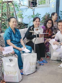 Đàm Vĩnh Hưng đội nắng đi từ thiện cùng Hoa hậu Phu nhân người Việt Canada