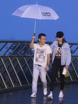 Thanh Hằng dầm mưa luyện catwalk ở độ cao 1.400m