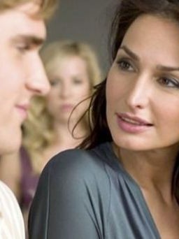 Vén màn bí mật tại sao 'phi công trẻ' thích 'lái máy bay bà già'?